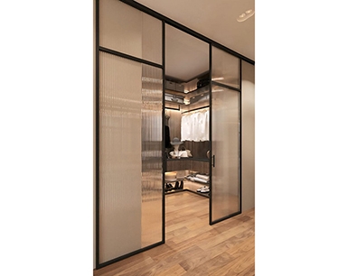 Элегантные раздвижные перегородки в гардеробной